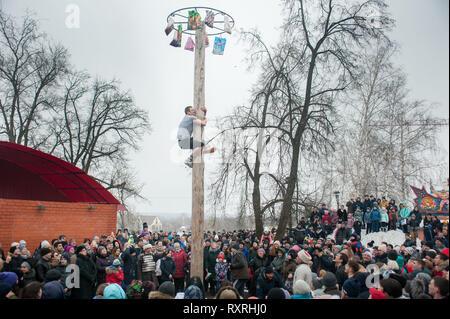 Tambov, Région de Tambov, en Russie. Mar 10, 2019. 10 mars 2019 dans le parc de la culture et des loisirs (Tambov, Russie) a tenu une maison de vacances de Maslenitsa. Pour les invités du festival a été préparé un concert, concours, spectacles, spectacle de feu. À la fin des vacances, la gravure traditionnelle de l'effigie de l'hiver (l'effigie de Maslenitsa) a eu lieu. C'est une ancienne tradition russe d'adieu à l'hiver et du printemps réunion. Dans les photo-un homme remonte la Maslenitsa pôle pour le prix Crédit : Demian Stringer/ZUMA/Alamy Fil Live News Banque D'Images