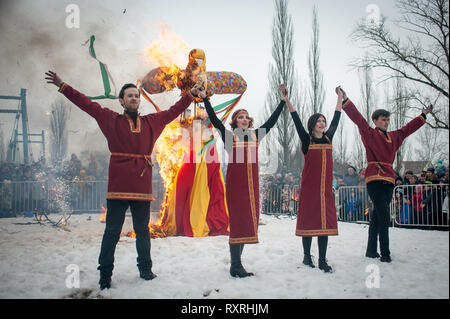 Tambov, Région de Tambov, en Russie. Mar 10, 2019. 10 mars 2019 dans le parc de la culture et des loisirs (Tambov, Russie) a tenu une maison de vacances de Maslenitsa. Pour les invités du festival a été préparé un concert, concours, spectacles, spectacle de feu. À la fin des vacances, la gravure traditionnelle de l'effigie de l'hiver (l'effigie de Maslenitsa) a eu lieu. C'est une ancienne tradition russe d'adieu à l'hiver et du printemps réunion. Dans la photo-artistes, habillés comme des bouffons russe, sur le burning Effigy of Winter Crédit : Demian Stringer/ZUMA/Alamy Fil Live News Banque D'Images