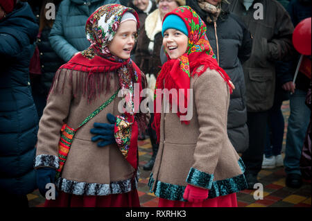 Tambov, Région de Tambov, en Russie. Mar 10, 2019. 10 mars 2019 dans le parc de la culture et des loisirs (Tambov, Russie) a tenu une maison de vacances de Maslenitsa. Pour les invités du festival a été préparé un concert, concours, spectacles, spectacle de feu. À la fin des vacances, la gravure traditionnelle de l'effigie de l'hiver (l'effigie de Maslenitsa) a eu lieu. C'est une ancienne tradition russe d'adieu à l'hiver et du printemps réunion. Dans les photo-filles en costumes folkloriques russes au festival de Maslenitsa Crédit : Demian Stringer/ZUMA/Alamy Fil Live News Banque D'Images