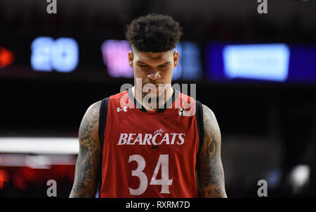 Cincinnati, Ohio, USA. Mar 10, 2019. Cincinnati Bearcats Guard Jarron Cumberland (34) marche le long de la cour au cours de la NCAA de basket-ball de Mens entre les Cougars de Houston et les Bearcats de Cincinnati au cinquième troisième sphère à Cincinnati, Ohio. Austyn McFadden/CSM/Alamy Live News Banque D'Images