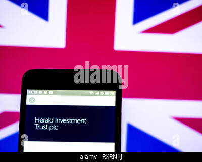 L'Ukraine. Mar 10, 2019. Herald Investment Trust plc logo de l'entreprise vu affichée sur un téléphone intelligent. Crédit : Igor Golovniov SOPA/Images/ZUMA/Alamy Fil Live News Banque D'Images