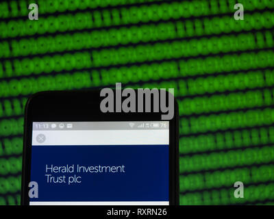 L'Ukraine. Mar 10, 2019. Herald Investment Trust plc logo de l'entreprise vu affichée sur un téléphone intelligent. Crédit : Igor Golovniov SOPA/Images/ZUMA/Alamy Fil Live News Banque D'Images