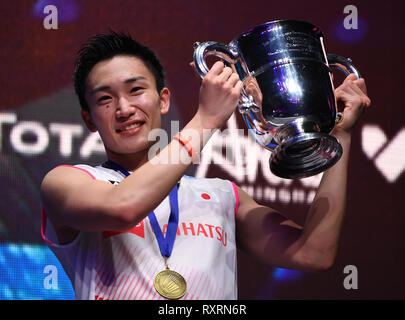 Arena Birmingham, Birmingham, Royaume-Uni. Mar 10, 2019. Yonex All England Open Badminton Championships, jour 5 ; finale de mens, Kento MOMOTA du Japon contre Viktor AKIYUKI NOSAKA du Danemark ; Kento MOMOTA du Japon détient le trophée gagnants : Action Crédit Plus Sport/Alamy Live News Banque D'Images