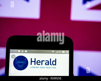 L'Ukraine. Mar 10, 2019. Herald Investment Trust plc logo de l'entreprise vu affichée sur un téléphone intelligent. Crédit : Igor Golovniov SOPA/Images/ZUMA/Alamy Fil Live News Banque D'Images