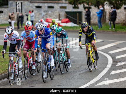 Beulle, France - 10 mars 2019 - Le cycliste belge Tim Declercq d Deceuninck-Quick Équipe Étape équitation dans le peloton sur la côte de Beulle lors de l'étape 1 de Paris-Nice 2019. Banque D'Images