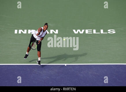 Indian Wells, en Californie, USA. Mar 10, 2019. Serena Williams sert à Garbine Muguruza (ESP) au cours de la 2019 BNP Paribas Open à Indian Wells Tennis Garden à Indian Wells, en Californie. Charles Baus/CSM Crédit : Cal Sport Media/Alamy Live News Banque D'Images