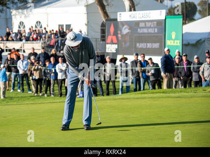 Newport Beach, Californie, USA. Mar 10, 2019. Kirk Triplett putts sur le 18ème green pour gagner la classique Hoag à la Newport Beach Country Club à Newport Beach, Californie le 10 mars 2019. De : Doug Gifford/ZUMA/Alamy Fil Live News Banque D'Images