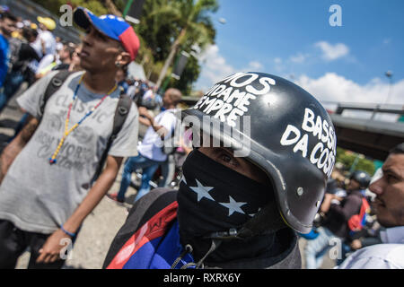 Caracas, Venezuela, Miranda. Mar 9, 2019. Un manifestant portant un casque avec son visage couvert d'un foulard vu lors d'une manifestation de protestation contre le gouvernement de Caracas.Colère et frustration soulevée comme des milliers de vénézuéliens ont pris les rues de Caracas pour soutenir le chef de l'Assemblée nationale Juan Guaido et contre le président Nicolas Maduro comme gouvernement Caracas a perdu encore une fois l'alimentation électrique. Romain : crédit Camacho SOPA/Images/ZUMA/Alamy Fil Live News Banque D'Images