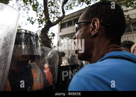 Caracas, Venezuela, Miranda. Mar 9, 2019. Une démonstratrice vu criant à la Police nationale bolivarienne (PNB) pendant une manifestation de protestation contre le gouvernement de Caracas.Colère et frustration soulevée comme des milliers de vénézuéliens ont pris les rues de Caracas pour soutenir le chef de l'Assemblée nationale Juan Guaido et contre le président Nicolas Maduro comme gouvernement Caracas a perdu encore une fois l'alimentation électrique. Romain : crédit Camacho SOPA/Images/ZUMA/Alamy Fil Live News Banque D'Images