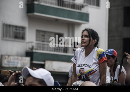 Caracas, Venezuela, Miranda. Mar 9, 2019. Une femme vu l'écoute le discours du chef de l'Assemblée nationale Juan Guaido pendant une manifestation de protestation contre le gouvernement de Caracas.Colère et frustration soulevée comme des milliers de vénézuéliens ont pris les rues de Caracas pour soutenir le chef de l'Assemblée nationale Juan Guaido et contre le président Nicolas Maduro comme gouvernement Caracas a perdu encore une fois l'alimentation électrique. Romain : crédit Camacho SOPA/Images/ZUMA/Alamy Fil Live News Banque D'Images