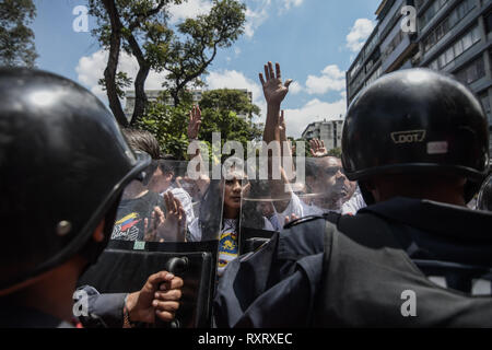 Caracas, Venezuela, Miranda. Mar 9, 2019. Vu les manifestants face à la Police nationale bolivarienne (PNB) pendant une manifestation de protestation contre le gouvernement de Caracas.Colère et frustration soulevée comme des milliers de vénézuéliens ont pris les rues de Caracas pour soutenir le chef de l'Assemblée nationale Juan Guaido et contre le président Nicolas Maduro comme gouvernement Caracas a perdu encore une fois l'alimentation électrique. Romain : crédit Camacho SOPA/Images/ZUMA/Alamy Fil Live News Banque D'Images