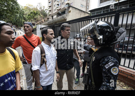 Caracas, Venezuela, Miranda. Mar 9, 2019. Vu les manifestants lors d'une Police nationale bolivarienne (PNB) officier pendant une manifestation de protestation contre le gouvernement de Caracas.Colère et frustration soulevée comme des milliers de vénézuéliens ont pris les rues de Caracas pour soutenir le chef de l'Assemblée nationale Juan Guaido et contre le président Nicolas Maduro comme gouvernement Caracas a perdu encore une fois l'alimentation électrique. Romain : crédit Camacho SOPA/Images/ZUMA/Alamy Fil Live News Banque D'Images