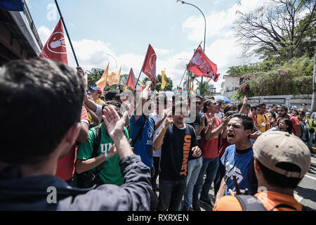 Caracas, Venezuela, Miranda. Mar 9, 2019. Vu les manifestants criant des slogans pendant une manifestation de protestation contre le gouvernement de Caracas.Colère et frustration soulevée comme des milliers de vénézuéliens ont pris les rues de Caracas pour soutenir le chef de l'Assemblée nationale Juan Guaido et contre le président Nicolas Maduro comme gouvernement Caracas a perdu encore une fois l'alimentation électrique. Romain : crédit Camacho SOPA/Images/ZUMA/Alamy Fil Live News Banque D'Images