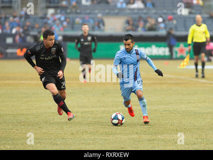 New York, États-Unis. Mar 10, 2019. New York, NY - 10 mars 2019 : Maximiliano Moralez (10) d'NYCFC balle au cours des contrôles réguliers MLS match contre DC United au Yankee Stadium match match nul crédit : lev radin/Alamy Live News Banque D'Images