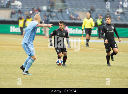 New York, États-Unis. Mar 10, 2019. New York, NY - 10 mars 2019 : Luciano Acosta (10) de DC United contrôle ball au cours de MLS partie régulière contre l'NYCFC au Yankee Stadium match match nul crédit : lev radin/Alamy Live News Banque D'Images