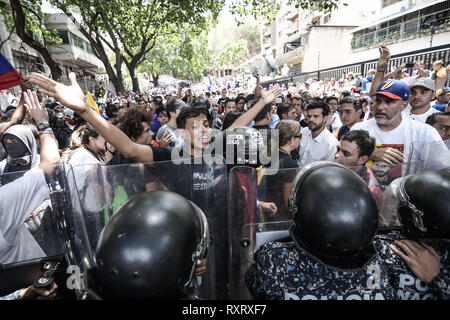 Caracas, Venezuela, Miranda. Mar 9, 2019. Une démonstratrice vu criant à la Police nationale bolivarienne (PNB) pendant une manifestation de protestation contre le gouvernement de Caracas.Colère et frustration soulevée comme des milliers de vénézuéliens ont pris les rues de Caracas pour soutenir le chef de l'Assemblée nationale Juan Guaido et contre le président Nicolas Maduro comme gouvernement Caracas a perdu encore une fois l'alimentation électrique. Romain : crédit Camacho SOPA/Images/ZUMA/Alamy Fil Live News Banque D'Images