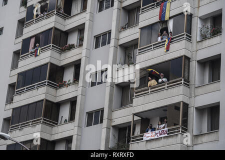 Caracas, Venezuela, Miranda. Mar 9, 2019. Vu les manifestants brandissant des drapeaux vénézuéliens à partir de leur balcon pendant une manifestation de protestation contre le gouvernement de Caracas.Colère et frustration soulevée comme des milliers de vénézuéliens ont pris les rues de Caracas pour soutenir le chef de l'Assemblée nationale Juan Guaido et contre le président Nicolas Maduro comme gouvernement Caracas a perdu encore une fois l'alimentation électrique. Romain : crédit Camacho SOPA/Images/ZUMA/Alamy Fil Live News Banque D'Images