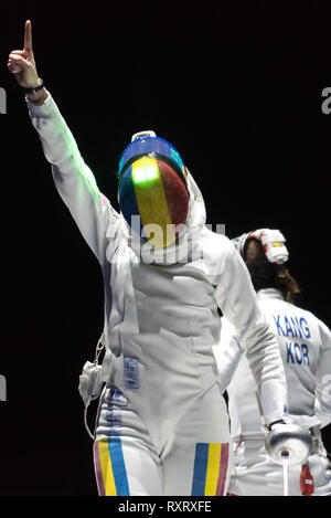 Budapest. Mar 10, 2019. Ana Maria Popescu (avant) de la Roumanie fête marquant contre Kang Young Mi de Corée du Sud lors de la finale de la femme à l'Épée de Westend Budapest Grand Prix à Budapest, Hongrie le 10 mars 2019. Ana Maria Popescu battre Kang Young Mi 15-7 et a réclamé le titre. Credit : Attila Volgyi/Xinhua/Alamy Live News Banque D'Images