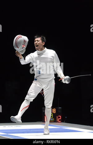 Budapest. Mar 10, 2019. Kazuyasu Minobe du Japon célèbre après avoir remporté la finale de l'épée hommes Westend Budapest Grand Prix à Budapest, Hongrie le 10 mars 2019. Kazuyasu Minobe beat Andrea Santarelli de l'Italie 15-12 et réclamé l'intitulé. Credit : Attila Volgyi/Xinhua/Alamy Live News Banque D'Images