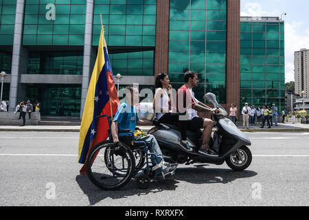 Caracas, Venezuela, Miranda. Mar 9, 2019. Un homme en fauteuil roulant vu participer durant une manifestation de protestation contre le gouvernement de Caracas.Colère et frustration soulevée comme des milliers de vénézuéliens ont pris les rues de Caracas pour soutenir le chef de l'Assemblée nationale Juan Guaido et contre le président Nicolas Maduro comme gouvernement Caracas a perdu encore une fois l'alimentation électrique. Romain : crédit Camacho SOPA/Images/ZUMA/Alamy Fil Live News Banque D'Images