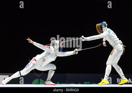 Budapest. Mar 10, 2019. Ana Maria Popescu (R) de la Roumanie se bat avec Kang Young Mi de Corée du Sud lors de la finale de la femme à l'Épée de Westend Budapest Grand Prix à Budapest, Hongrie le 10 mars 2019. Ana Maria Popescu battre Kang Young Mi 15-7 et a réclamé le titre. Credit : Attila Volgyi/Xinhua/Alamy Live News Banque D'Images