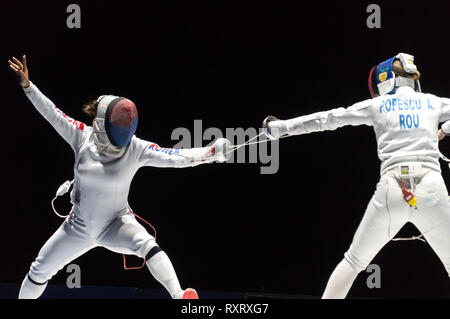 Budapest. Mar 10, 2019. Ana Maria Popescu (R) de la Roumanie se bat avec Kang Young Mi de Corée du Sud lors de la finale de la femme à l'Épée de Westend Budapest Grand Prix à Budapest, Hongrie le 10 mars 2019. Ana Maria Popescu battre Kang Young Mi 15-7 et a réclamé le titre. Credit : Attila Volgyi/Xinhua/Alamy Live News Banque D'Images