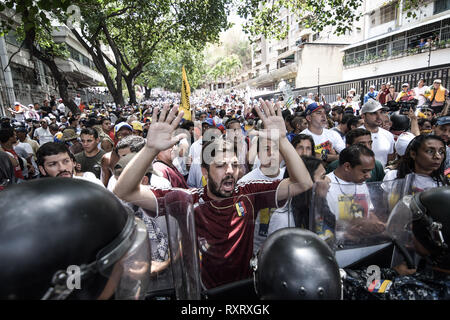 Caracas, Venezuela, Miranda. Mar 9, 2019. Une démonstratrice vu criant à la Police nationale bolivarienne (PNB) pendant une manifestation de protestation contre le gouvernement de Caracas.Colère et frustration soulevée comme des milliers de vénézuéliens ont pris les rues de Caracas pour soutenir le chef de l'Assemblée nationale Juan Guaido et contre le président Nicolas Maduro comme gouvernement Caracas a perdu encore une fois l'alimentation électrique. Romain : crédit Camacho SOPA/Images/ZUMA/Alamy Fil Live News Banque D'Images