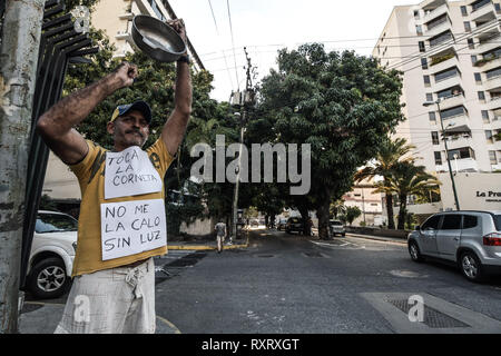 Caracas, Venezuela, Miranda. Mar 9, 2019. Un manifestant avec deux plaques sur la poitrine vu prendre avec une casserole pendant une manifestation de protestation contre le gouvernement de Caracas.Colère et frustration soulevée comme des milliers de vénézuéliens ont pris les rues de Caracas pour soutenir le chef de l'Assemblée nationale Juan Guaido et contre le président Nicolas Maduro comme gouvernement Caracas a perdu encore une fois l'alimentation électrique. Romain : crédit Camacho SOPA/Images/ZUMA/Alamy Fil Live News Banque D'Images