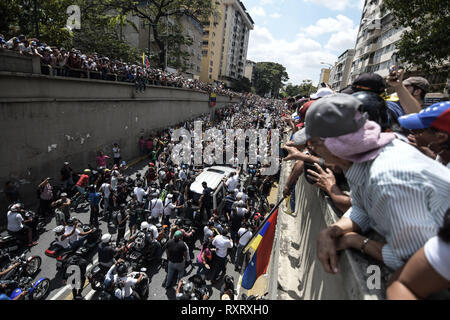 Caracas, Venezuela, Miranda. Mar 9, 2019. Une vue générale de la foule d'un pont pendant une manifestation de protestation contre le gouvernement de Caracas.Colère et frustration soulevée comme des milliers de vénézuéliens ont pris les rues de Caracas pour soutenir le chef de l'Assemblée nationale Juan Guaido et contre le président Nicolas Maduro comme gouvernement Caracas a perdu encore une fois l'alimentation électrique. Romain : crédit Camacho SOPA/Images/ZUMA/Alamy Fil Live News Banque D'Images