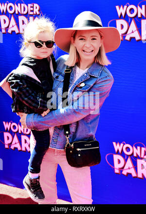 Los Angeles, USA. Mar 10, 2019. Hutton Michael Cameron, Beverley Mitchell 033 assiste à la première de Paramount Pictures' 'Wonder Park' à Regency Bruin Theatre le 10 mars 2019 à Los Angeles, Californie. Credit : Tsuni/USA/Alamy Live News Banque D'Images