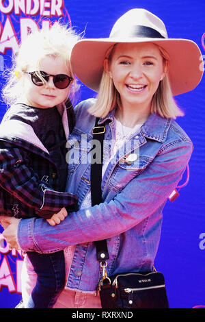 Los Angeles, USA. Mar 10, 2019. Hutton Michael Cameron, Beverley Mitchell 032 assiste à la première de Paramount Pictures' 'Wonder Park' à Regency Bruin Theatre le 10 mars 2019 à Los Angeles, Californie. Credit : Tsuni/USA/Alamy Live News Banque D'Images