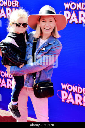 Los Angeles, USA. Mar 10, 2019. Hutton Michael Cameron, Beverley Mitchell 034 assiste à la première de Paramount Pictures' 'Wonder Park' à Regency Bruin Theatre le 10 mars 2019 à Los Angeles, Californie. Credit : Tsuni/USA/Alamy Live News Banque D'Images