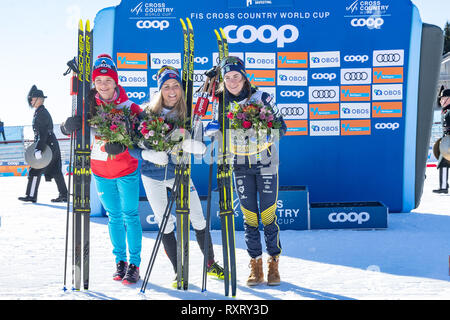 10 mars 2019, Holmenkollen, Oslo, Norvège ; Matières Holmenkollen Air, jour 3 ; L-R /# 03#  deuxième place Thérèse Johaug de Norvège première place Ebba Andersson de la Suède troisième place célébrer lors de la cérémonie des fleurs au Festival de Ski Banque D'Images