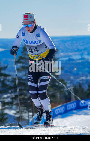 10 mars 2019, Holmenkollen, Oslo, Norvège ; Matières Holmenkollen Air, jour 3 ; Karoline Simpson-Larsen de Norvège en concurrence dans les dames 30km technique classique départ en masse pendant la festival de ski Banque D'Images