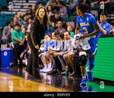 Mar 10 2019 Las Vegas, NV, États-Unis d'entraîneur-chef de l'UCLA Cori fermé au cours de la CIP 12 NCAA tournoi de basket-ball des femmes demi-finale entre l'UCLA Bruins et les quais de l'Oregon au MGM Grand Garden Arena de Las Vegas, NV. James Thurman/CSM Banque D'Images