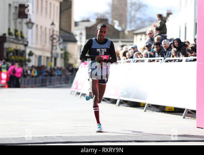 Londres, Royaume-Uni. Mar 10, 2019. La vitalité ; Demi Marathon ; Mustafa Mohamed franchir la ligne d'arrivée en 8e place : Action Crédit Plus Sport Images/Alamy Live News Banque D'Images