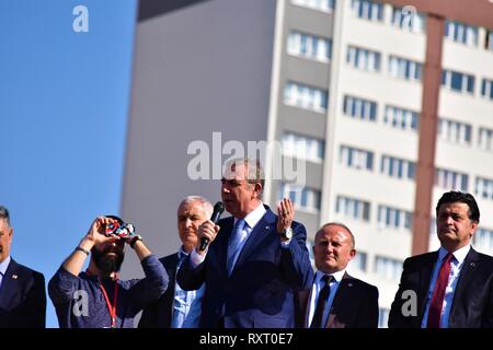 Ankara, Turquie. Mar 10, 2019. Mansur Yavas, le candidat à la mairie de la principale formation d'opposition, le Parti républicain du peuple (CHP) et bloc d'opposition turque pour la municipalité métropolitaine, les gestes qu'il parle pendant un rassemblement avant les élections locales de définir sur 31.03.2019. Altan Crédit : Gochre | worldwide/dpa/Alamy Live News Banque D'Images