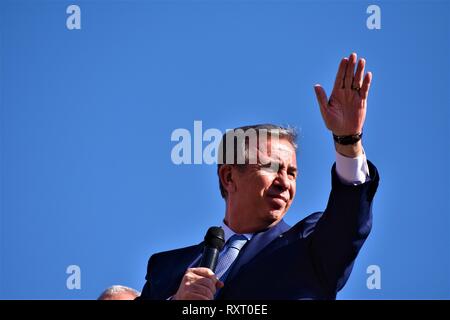 Ankara, Turquie. Mar 10, 2019. Mansur Yavas, le candidat à la mairie de la principale formation d'opposition, le Parti républicain du peuple (CHP) et bloc d'opposition turque pour la municipalité métropolitaine, salue la foule comme il parle pendant un rassemblement avant les élections locales de définir sur 31.03.2019. Altan Crédit : Gochre | worldwide/dpa/Alamy Live News Banque D'Images