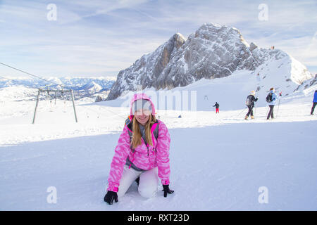 Femme assise sur des skis et de lopé smiling Banque D'Images