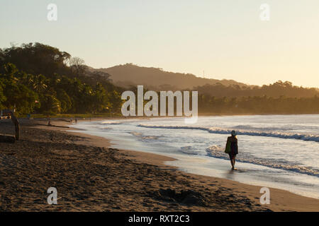 Samara Guanacaste Costa / Rica-January,25, 2019 : magnifique coucher de soleil dans la plage de Samara. Plage sur la côte Pacifique du Costa Rica. Banque D'Images