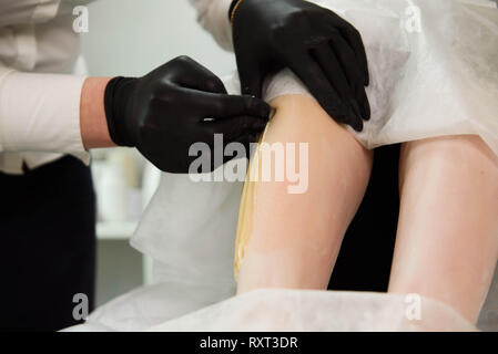 Beauté femme. Faire l'Épilation esthéticienne sur le corps de belle fille dans Medical Center Banque D'Images