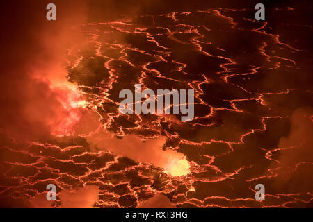 Le lac de lave au sommet du volcan Nyiragongo en RDC Banque D'Images