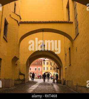 PRESOV, Slovaquie - 15 février 2019 : vieille ville de Prešov, rue principale vue de l'ancienne ruelle étroite Banque D'Images