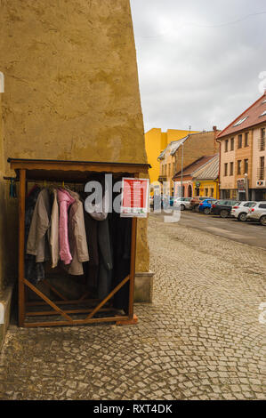 PRESOV, Slovaquie - 15 février 2019 : don de vêtements point sur la rue de la vieille ville de Prešov Banque D'Images