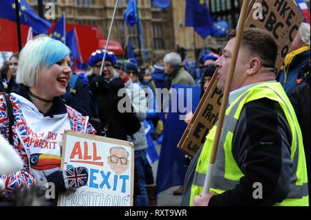 Militant de l'Union européenne demeurent Madeleina Kay aka EUsupergirl affronte un Brexit pro gilet jaune en manifestant à l'extérieur du Parlement de Westminster le 15 janvier 2019 Banque D'Images
