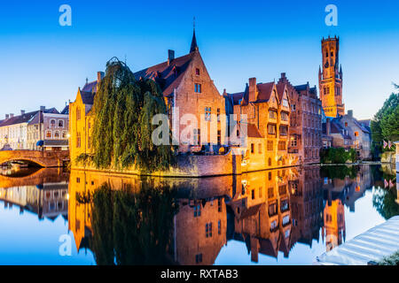 Bruges, Belgique. La Rozenhoedkaai canal de Bruges avec le beffroi en arrière-plan. Banque D'Images