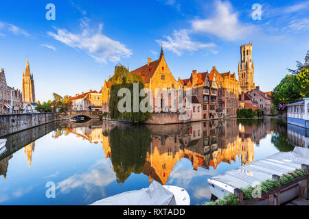 Bruges, Belgique. La Rozenhoedkaai canal de Bruges avec le beffroi en arrière-plan. Banque D'Images