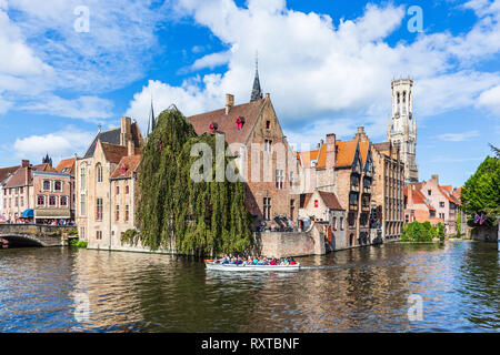 Bruges, Belgique. La Rozenhoedkaai canal de Bruges avec le beffroi en arrière-plan. Banque D'Images