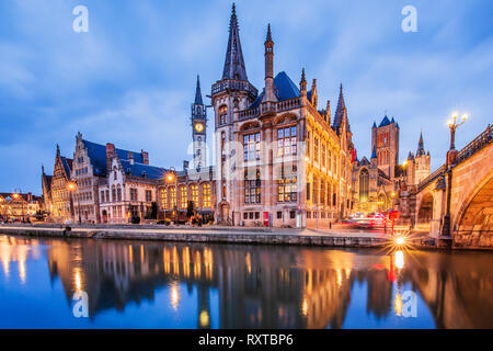 Gand, Belgique. Bâtiments médiévaux surplombant le port sur la rivière Lys Graslei. Banque D'Images