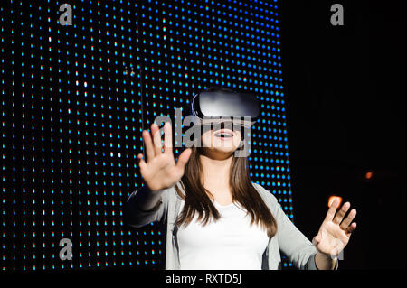 Jeune femme porter des lunettes numériques de la réalité virtuelle. Banque D'Images